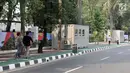 Pejalan kaki melintas di depan kontainer tiket Asian Games 2018 yang berdiri di sepanjang trotoar Jalan Pintu 1 Senayan, Jakarta, Selasa (7/8). Langkah Panitia Penyelenggara Asian Games 2018 (INASGOC) ini menuai kritik. (Merdeka.com/Iqbal Nugroho)