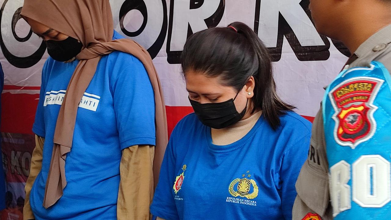 Dua bandar arisan lelang di Kota Bogor, Jawa Barat, ditangkap polisi karena diduga menipu sekitar 54 orang. Kerugian para korban ditaksir mencapai Rp2 miliar. (Liputan6.com/Achmad Sudarno)