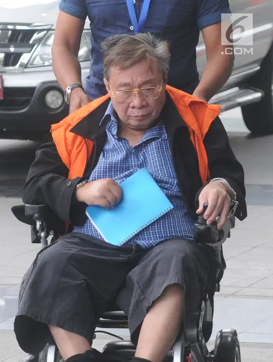 Dirut PT Wijaya Kusuma Emindo (WKE) Budi Suharto menggunakan kursi roda di kawal petugas tiba di gedung KPK, Jakarta, Rabu (6/2). Budi diperiksa terkait kasus suap proyek pembangunan SPAM TA 2017-2018di Kementerian PUPR. (Merdeka.com/Dwi Narwoko)