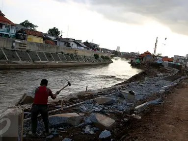 Pekerja menyelesaikan proyek normalisasi Kali Ciliwung di Kelurahan Bukit Duri, Jakarta, Sabtu (7/1). Meski warga Kelurahan Bukit Duri yang terdampak penggusuran memenangkan gugatan di PTUN Jaksel, proyek tetap dilanjutkan. (Liputan6.com/Johan Tallo)