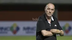 Pelatih Puerto Rico, Carlos Cantatero, memantau latihan anak asuhnya di Stadion Maguwoharjo, Sleman, Senin (11/6/2017). Pelatih 56 tahun ini merupakan mantan juru taktik Atletico Madrid. (Bola.com/Vitalis Yogi Trisna)