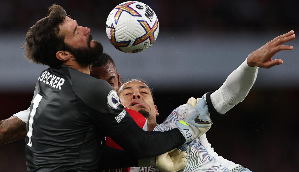 Alisson Becker. Kiper asal Brasil berusia 30 tahun ini kini tengah menjalani musim ke-5 bersama Liverpool sejak didatangkan dari AS Roma pada awal musim 2018/2019 dengan nlai transfer 62,5 juta euro. Selalu menjadi kiper utama, hingga ini ia telah tampil dalam 149 laga di Liga Inggris bersama The Reds dengan torehan 70 kali clean sheet dan kebobolan 117 gol. (AFP/Adrian Dennis)