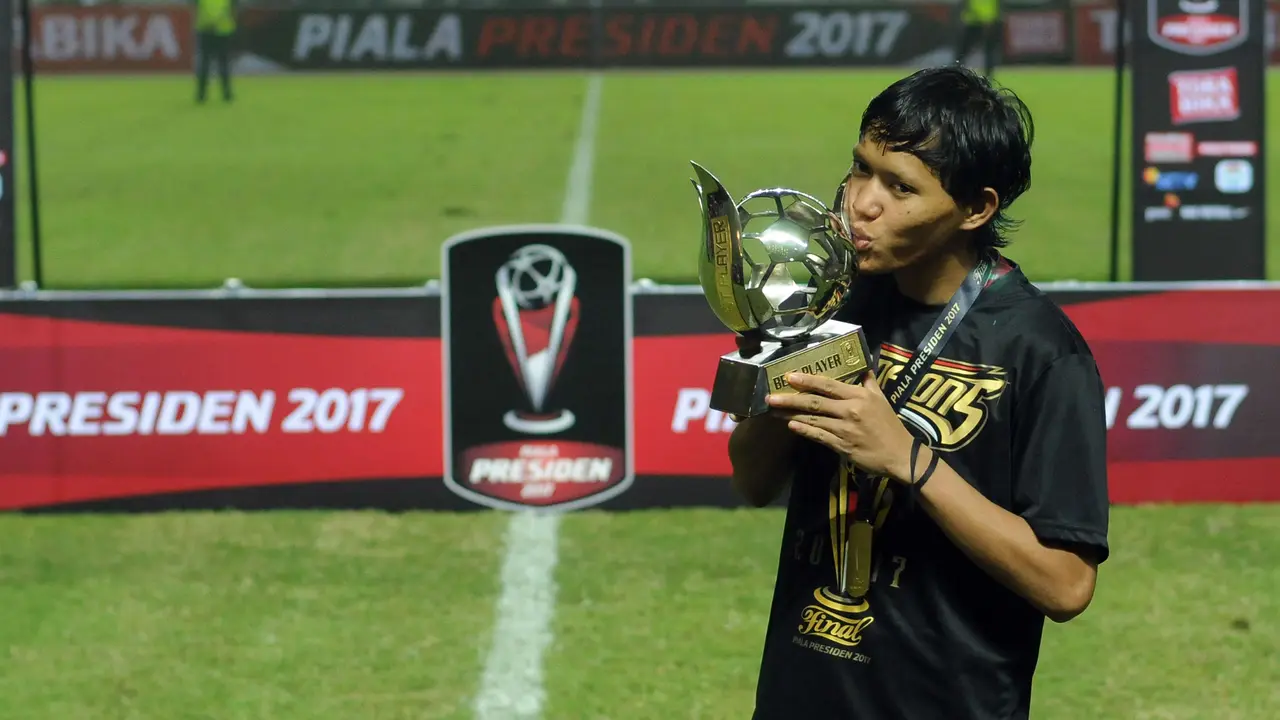 Gelandang Arema FC, Adam Alis 