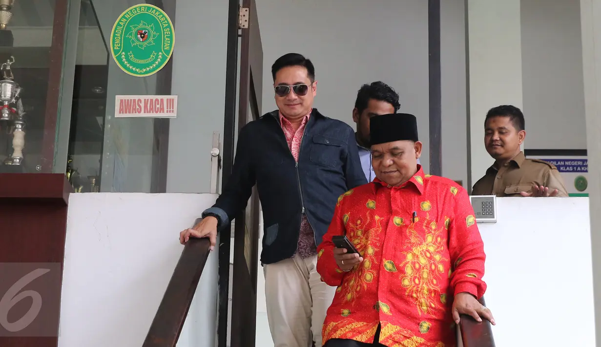 Ivan Fadillah keluar dari Ruang Mediasi di PN Jaksel, Selasa (8/3/2016). Mediasi harta gana-gini dengan Venna Melinda tak menghasilkan kesepakatan dan akan dilanjutkan Jumat (11/3/2016). (Liputan6.com/Herman Zakharia)