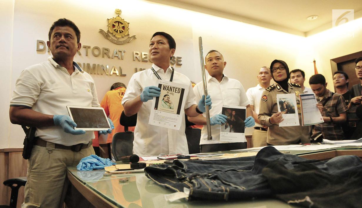 Petugas Polda Metro Jaya menunjukan barang bukti serta tersangka kasus persekusi maut terhadap Abi Qowi Suparto di Polda Metro Jaya, Jakarta (10/9). Seorang pria bernama Abi Qowi Suparto tewas mengenaskan setelah dipersekusi. (Liputan6.com/Helmi Afandi)