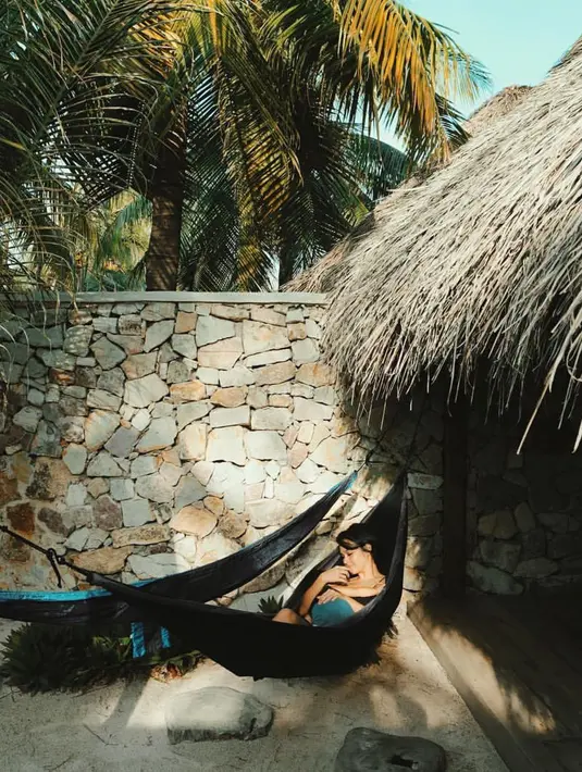 <p>Andien Aisyah menceritakan pengalaman berharganya saat menyusui di alam. "Aku senang sekali bisa menyusui sambil melihat langit biru, sunset, laut, pasir, hamparan hijau, di taman," tulisnya. (Foto: Instagram/ andienaisyah)</p>