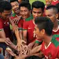 Pemain seleksi Timnas Indonesia U-19 berteriak bersama usai laga uji tanding perdana melawan PPLM di NYTC Sawangan, Jumat (5/8). Pemain seleksi Timnas U-19 berhasil menekuk PPLM 3-0. (Liputan6.com/Helmi Fithriansyah)