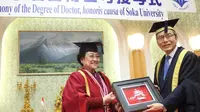 Ketua Umum Partai Demokrasi Indonesia (PDI) Perjuangan Megawati Soekarnoputri menerima gelar Doktor Honoris Causa (DR HC) dari Universitas Soka, Tokyo. (Foto: Liputan6/ Mohammad Reza Ramadhansyah)