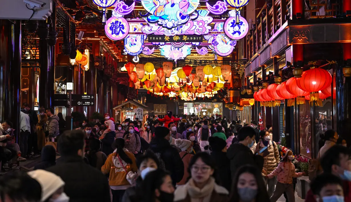 Orang-orang mengunjungi Taman Yu menjelang Tahun Baru Imlek yang menandai tahun Kelinci, di Shanghai pada 9 Januari 2023. Taman ini dapat diakses dari Stasiun Yuyuan, Shanghai Metro Jalur 4 dan Jalur 10. (AFP/Hector Retamal)