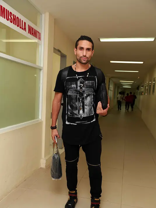 Kehadiran Gaston di RSCM guna memberikan semangat pada pemeran dan penyanyi itu yang sedang berjuang melawan kanker serviks stadium 4. Sama dengan selebriti yang hadir, ia juga memohon doa demi kesembuhan Jupe. (Nurwahyunan/Bintang.com)