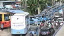 Bajaj, taksi, dan bus Transjakarta antre mengisi BBG di SPBG Pemuda, Jakarta, Kamis (15/11). Minimnya keberadaan SPBG menyebabkan antrean panjang kendaraan yang akan mengisi BBG hingga ke pinggir jalan menimbulkan kemacetan. (Merdeka.com/Iqbal S. Nugroho)