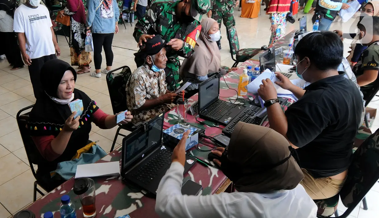 Warga menjalani pendataan saat distribusi Bantuan Tunai untuk Pedagang Kaki Lima dan Warung (BTPKLW) di Markas Kodim 0508/Depok, Jawa Barat, Rabu (20/10/2021). Kodim 0508/Depok menyalurkan batuan sebesar Rp 1,2 juta per kepala dari pemerintah pusat. (merdeka.com/Arie Basuki)