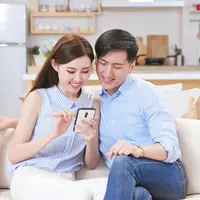 ilustrasi pasangan memegang smartphone/copyright by aslysun (Shutterstock)
