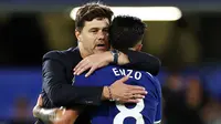 Pelatih Chelsea, Mauricio Pochettino, memeluk Enzo Fernandez setelah laga melawan Luton Town di Stadion Stamford Bridge pada laga pekan ketiga Premier League, Sabtu (26/8/2023). Mauricio Pochettino, mengaku lega timnya sukses memetik tiga poin perdana. (AFP/Henry Nicholls)