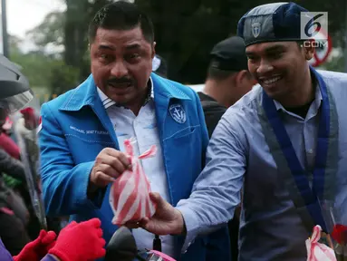 Aktifis GMKI memberikan bunga dan takjil kepada pengguna jalan saat memperingati hari lahir Pancasila,  Jakarta, Rabu (30/5). Pemberian takjil ini sebagai bentuk menjaga empat pilar kebangsaan yang digaungkan MPR RI. (Liputan6.com/Johan Tallo)