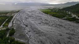 Sedikitnya 14 orang tewas dan ratusan lainnya masih dinyatakan hilang, setelah sebuah danau di area pegunungan meluap dan membanjiri wilayah tersebut. (Taiwan's Central News Agency (CNA)/AFP)