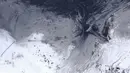 Letusan Gunung Kusatsu-Shirane mengakibatkan abu vulkanik menutupi lereng sebuah resor ski di Kusatsu, Prefektur Gunma, Jepang, Selasa (23/1). Sebanyak 12 pemain ski terluka terkena bebatuan yang terlontar akibat letusan. (Suo Takekuma/Kyodo via AP)