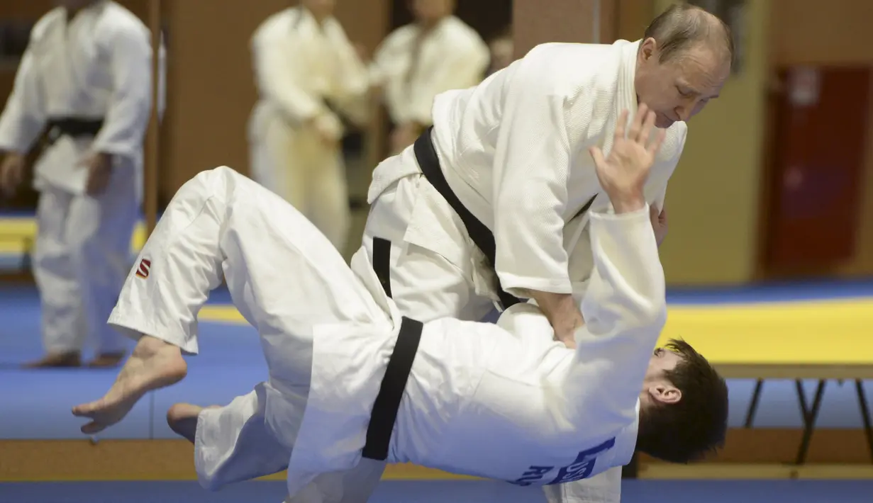 Aksi Presiden Rusia, Vladimir Putin membanting salah satu atlet nasional judo Rusia dalam sesi latihan di Sochi, Rusia, (8/1/2016). (REUTERS/Alexei Nikolsky/Sputnik/Kremlin)