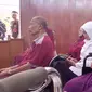 Sang ibu yang digugat anaknya tiba-tiba hadir dalam sidang putusan menggunakan kursi roda. (Liputan6.com/Jayadi Supriadin)
