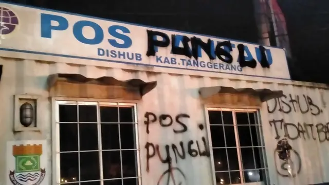 Kesal Truk Bertonase Buat Masalah, Warga Legok Tangerang Jegat Lalu Lintas.