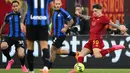 Pemain Inter Milan berusaha menghadang tendangan pemain AS Roma,Nicola Zalewski (kanan), dalam pertandingan lanjutan pekan ke-34 Serie A Liga Italia 2022/2023 yang berlangsung di stadion Olimpico, Sabtu (6/5/2023) malam WIB. (AFP/Vicenzo Pinto)