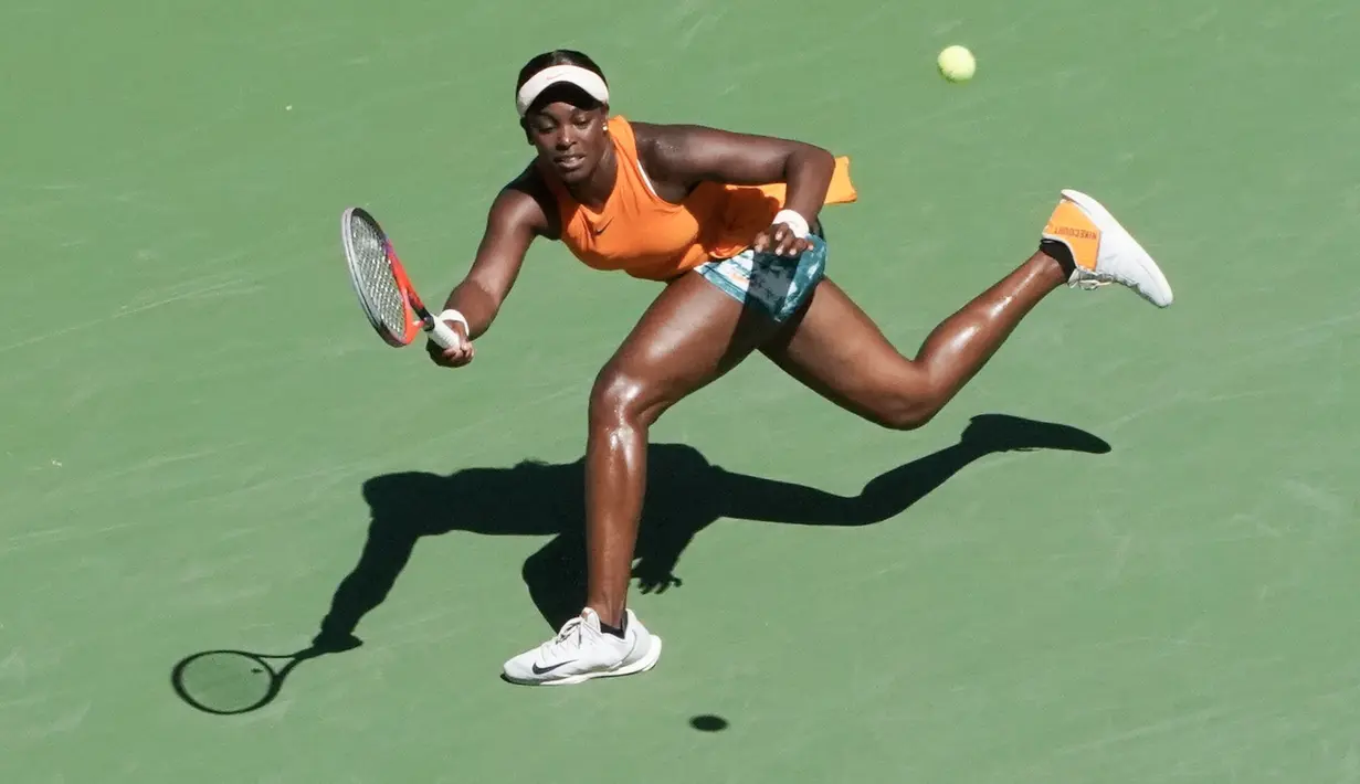 Petenis AS, Sloane Stephens mengembalikan bola ke arah Anastasija Sevastova dari Latvia pada perempat final AS Terbuka di New York, Selasa (4/9). Juara bertahan Stephens dipastikan terhenti langkahnya usai dikalahkan 2-6 dan 3-6. (KENA BETANCUR/AFP)