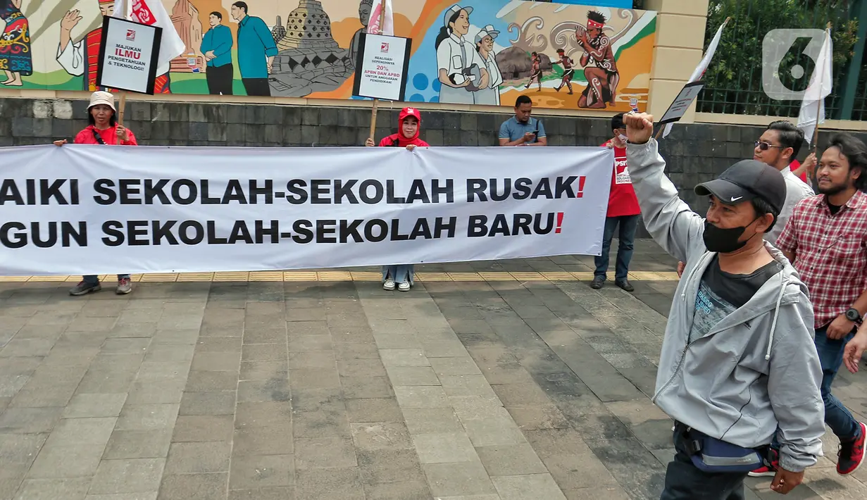 Bertepatan dengan Hari Pendidikan Nasional, mereka menyuarakan Revolusi Pendidikan Nasional. (Liputan6.com/Angga Yuniar)