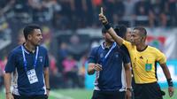 Pelatih Persita Tangerang, Carlos Pena terkena kartu kuning pada pertandingan melawan Persija Jakarta&nbsp;pada pekan perdana BRI Super League 2025/2026 di Jakarta International Stadium, Minggu (10/8/2025). (Bola.com/M. Iqbal Ichsan)