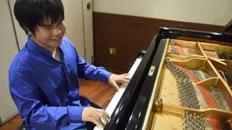 Nobuyuki Tsujii bermain piano saat sesi wawancara dengan AFP di sebuah studio di Tokyo (28/9). Tsujii sejak lahir telah mengalami kebutaan. Ia mulai memainkan piano sejak umur dua tahun. (AFP Photo/Toru Yamanaka)