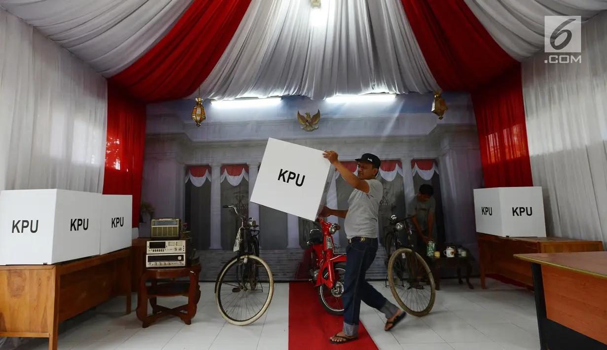 Warga Permata Mansion menata kotak suara Pemilu 2019 di tempat pemungutan suara (TPS) 30, RW 10, Sawangan, Depok, Jawa Barat, Selasa (16/4). TPS 30 Permata Mansion dibuat dengan nuansa Istana Negara tempo dulu untuk menarik minat warga menyoblos pada Pemilu 2019. (merdeka.com/Imam Buhori)