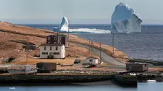 Sebuah bongkahan es raksasa melewati perairan Ferryland Newfoundland, Kanada, (10/4). Perairan yang disebut Iceberg Alley ini menjadi tempat perlintasan pecahan gletser di Greenland pada setiap awal musim panas. (Paul Daly/The Canadian Press via AP)