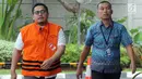 Pengacara Arif Fitrawan (kiri) tiba untuk pemeriksaan di gedung KPK, Jakarta, Rabu (12/12). Arif Fitrawan menjalani pemeriksaan perdana setelah ditetapkan sebagai tersangka dugaan suap penanganan perkara di PN Jakarta Selatan. (Merdeka.com/Dwi Narwoko)