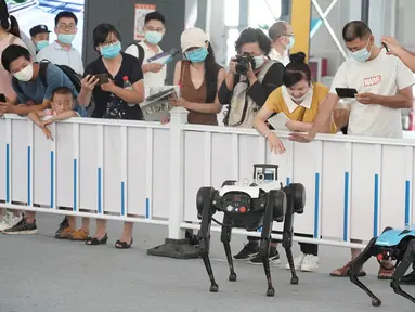 Para pengunjung berinteraksi dengan dua robot berkaki empat di area ekshibisi robot layanan dalam Pameran Perdagangan Jasa Internasional China (CIFTIS) 2020 di Beijing, ibu kota China, pada 7 September 2020. CIFTIS digelar pada 4-9 September di Beijing. (Xinhua/Cai Yang)