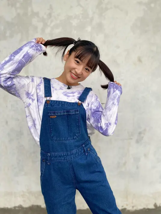 Padu padan denim jumper dan sweater bikin tampilan Haruka terlihat lebih imut. @haruuuu_chan.