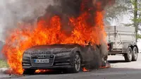 Audi A7 Model 2019 terbakar secara tiba-tiba saat uji kendaraan di pegunungan Aplen, Swiss.