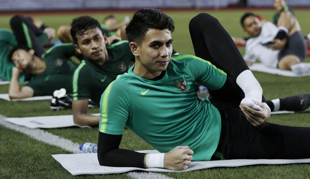 Kiper Timnas Indonesia U-22, Nadeo Argawinata, melakukan pendinginan saat latihan di Stadion Rizal Memorial, Manila, Jumat (22/11). Latihan ini persiapan jelang laga SEA Games 2019. (Bola.com/M Iqbal Ichsan)