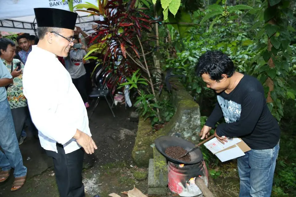 Bupati Banyuwangi Abdullah Azwar Anas berkunjung ke destinasi wisata Kampung Kopi di Lereng Gunung Ijen Banyuwangi (Foto: Liputan6.com/Dian Kurniawan)