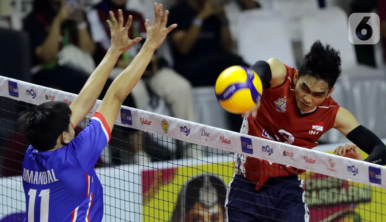 Posisi pertama ditempati Thailand yang unggul ratio poin usai menang atas Vietnam 3-0 (25-23, 28-26, 25-21). (Liputan6.com/Helmi Fithriansyah)