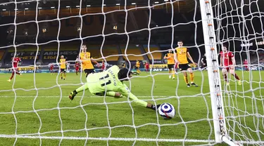 Penjaga gawang Wolverhampton Wanderers Rui Patricio gagal menghentikan gol pemain Liverpool Diogo Jota (kanan) pada pertandingan Liga Inggris di Stadion Molineux, Wolverhampton, Inggris, Senin (15/3/2021). Liverpool menang 1-0. (AP Photo/Laurence Griffiths,Pool)