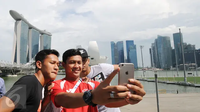 Gaya Garuda Muda Saat Rehat di Negeri Singa