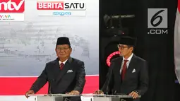 Capres dan Cawapres nomor urut 02 Prabowo Subianto-Sandiaga Uno memberikan visi misi selama Debat Pilpres 2019 kelima di Jakarta, Sabtu (13/4). Debat kelima mengambil tema Ekonomi, Kesejahteraan Sosial, Keuangan dan Investasi. (Liputan6.com/Johan Tallo)