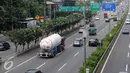 Sejumlah kendaraan melintas di tol dalam Kota kawasan Senayan, Jakarta, Minggu (25/6). Angkutan barang di atas 2 sumbu seperti truk tronton dan trailer per 1 juli dilarang melintasi jalur tol selama 10 hari. (Liputan6.com/Helmi Affandi)