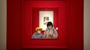 Seorang wanita dan anak mengenakan masker berjalan melalui galeri di Museum Seni Nasional China di Beijing, Rabu (1/2/2023). Pengunjung terus berduyun-duyun ke museum, situs bersejarah, dan tempat wisata di ibu kota China saat periode liburan Tahun Baru Imlek berakhir. (AP Photo/Mark Schiefelbein)