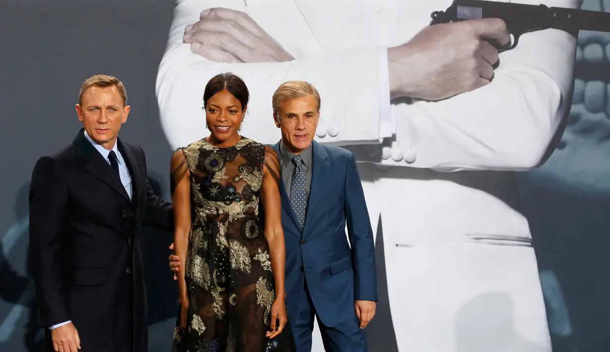 Aktor Daniel Craig, Naomie Harris and Christoph Waltz (ki-ka) berpose saat menghadiri premiere film terbarunya James Bond 007 "Spectre" di Berlin, Jerman, (28/10/2015). Spectre merupakan judul ke-24 dari seri film James Bond. (REUTERS/Fabrizio Bensch)