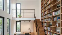 7 Inspirasi Rumah Kecil Mezzanine dengan Perpustakaan Mini di Area Atas, Solusi Cerdas untuk Ruang Terbatas