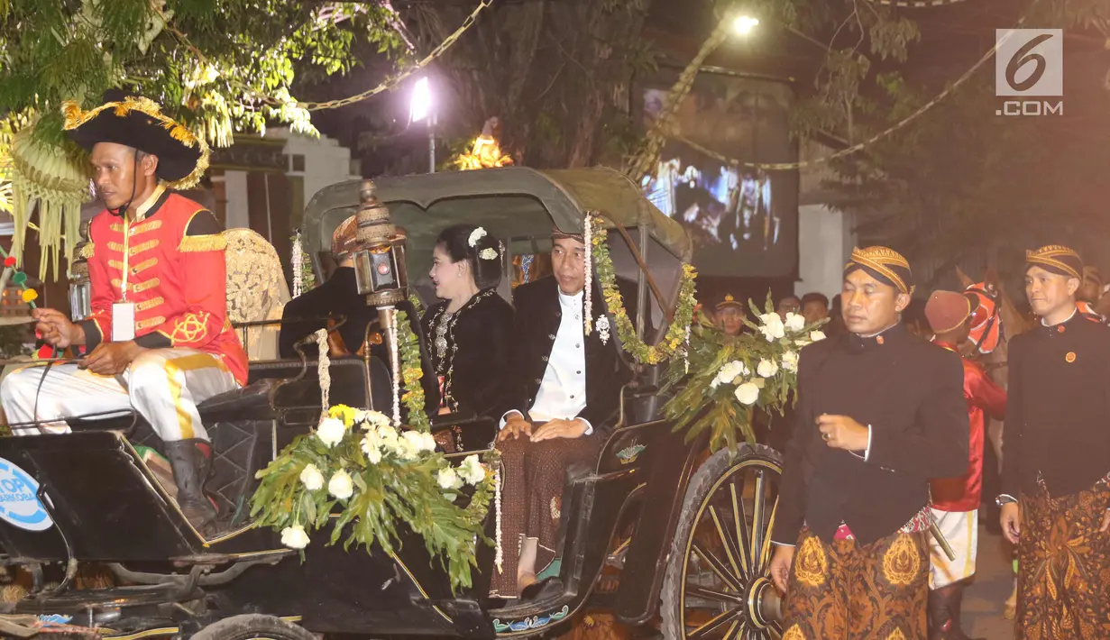 Presiden Jokowi dan Ibu Negara berada diatas kereta kencana menuju Graha Saba Buana, Solo, Rabu (8/11). Kahiyang dan Bobby menaiki kereta kencana saat resepsi pernikahan malam. (Liputan.com/Angga Yuniar)