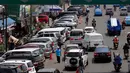  Minimnya lahan parkir di kawasan tersebut menjadi alasan utama para pengendara ini memarkirkan kendaraannya di bahu jalan, Senin (22/9/2014) (Liputan6.com/Johan Tallo) 