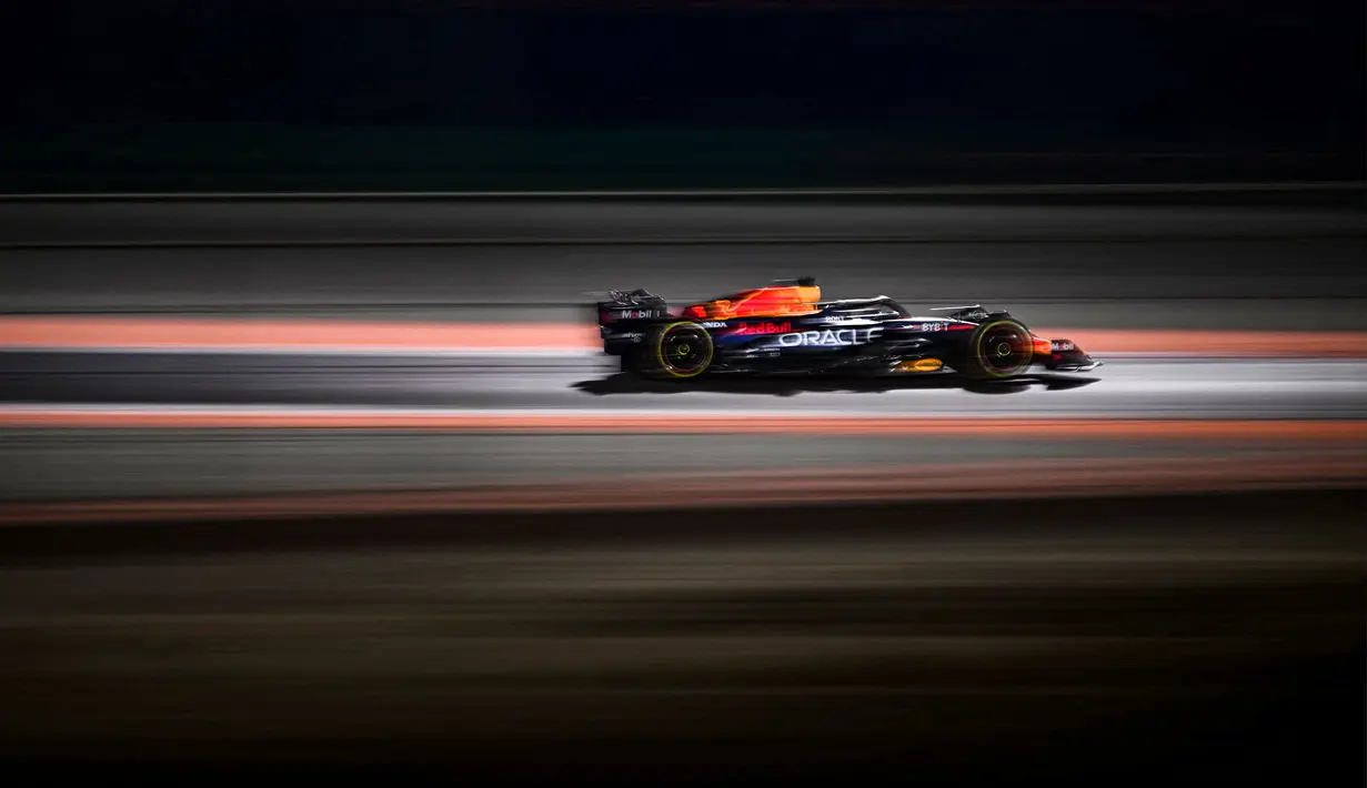 Pembalap Red Bull Racing, Max Verstappen memacu mobilnya saat Formula 1 GP Qatar 2023 di Lusail International Circuit, Qatar pada 8 Oktober 2023. (AFP/Ben Stansall)