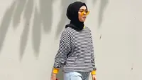 6 Rekomendasi Model Baju Garis Hitam Putih yang Cocok untuk Muslimah Usia 30-an ke Atas, Dijamin Modis dan Look Lebih Muda