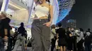 Nonton konser dengan OOTD ala Sarah Keihl. Ia mengenakan cropped top tanpa tali dan lengan berwarna putih, dipadu cargo pants abu-abu. [Foto: Instagram/sarahkeihl]